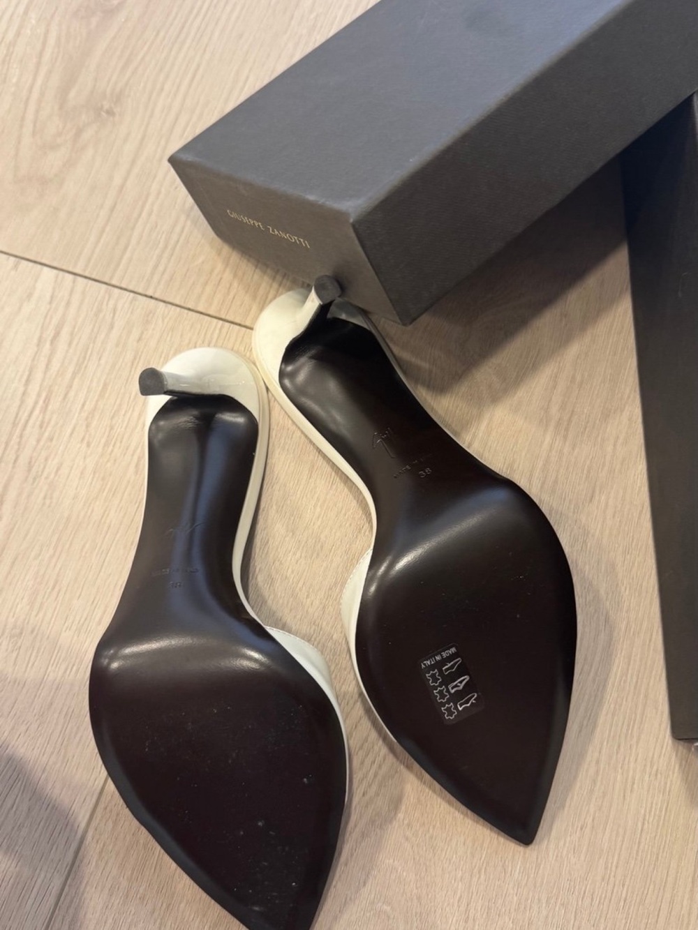 Giuseppe Zanotti Ivory Patent Leather Pointed-Toe Heels size 38 IT NEW - Picture 3 of 6